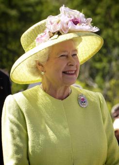 Drottning Elizabeth av Storbritannien h&aring;ller noga med vett och etikett.