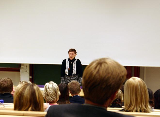 Ilona Enqvist föreläser om Min kamp i fasornas värld under Andra världskriget. Ilona Enqvist föreläser om Min kamp i fasornas värld under Andra världskriget.